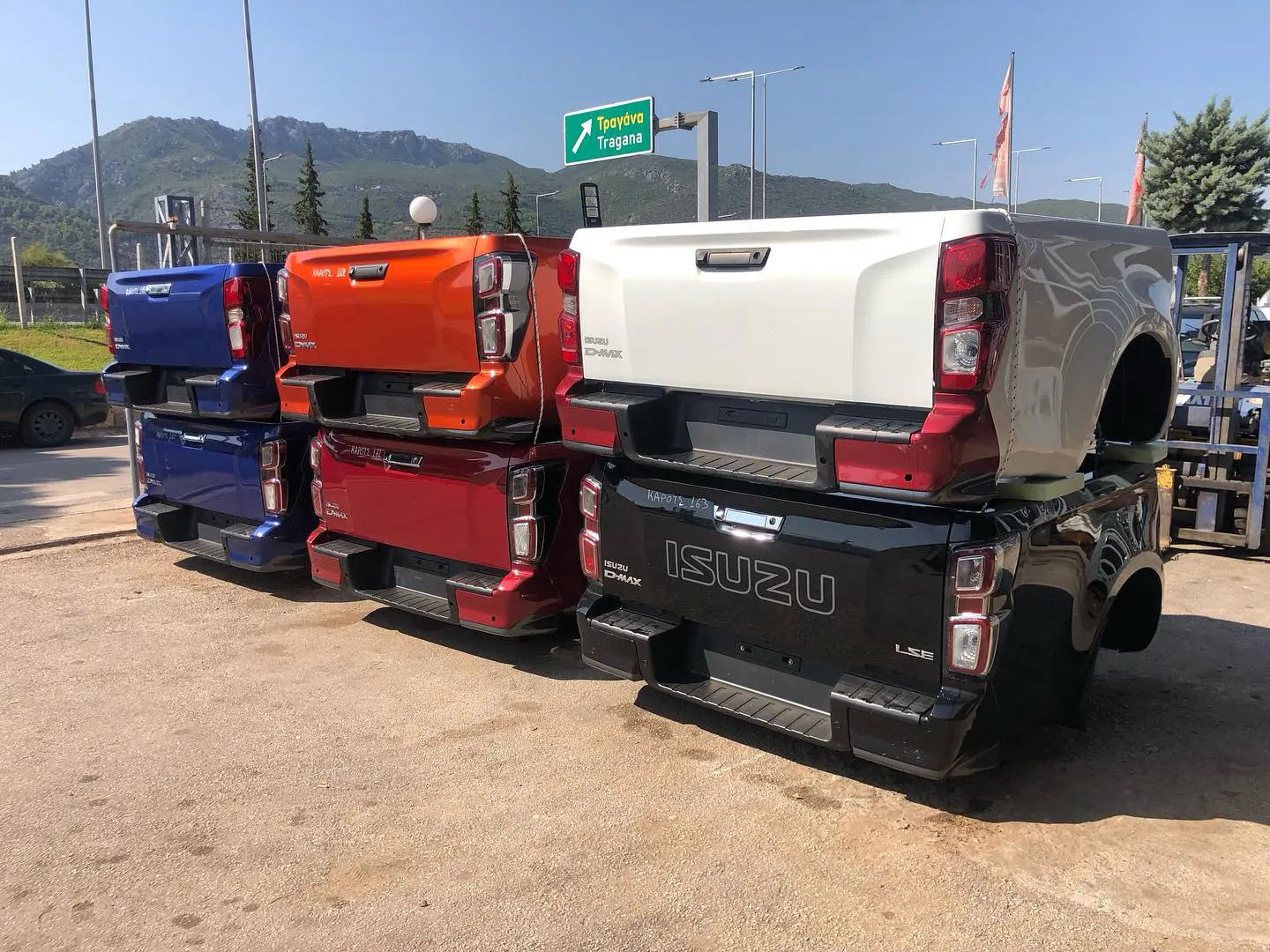 Καρότσες Isuzu D‑Max σε εργοστασιακά χρώματα στην αυλή μας στην Τραγάνα